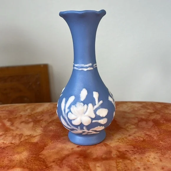 Handmade Blue and White Floral Small Vase - Picture 5 of 9